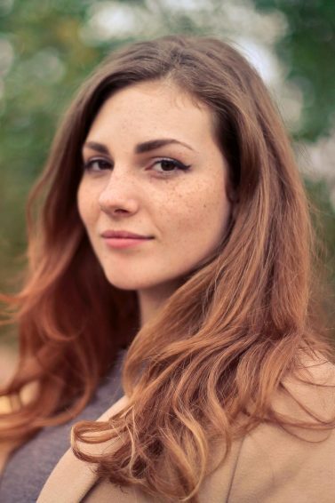 mulher com cabelo longo e clareado
