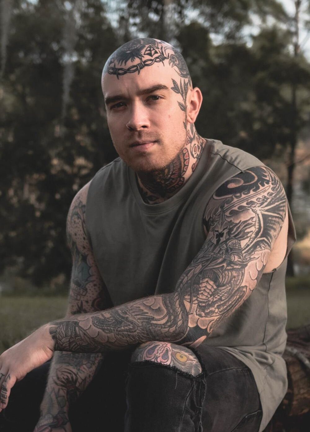 homem com tatuagem na cabeça