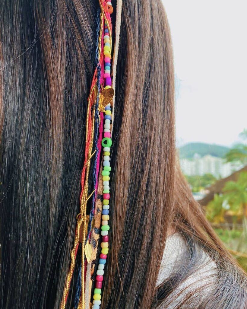 Close no cabelo feminino com tererê colorido com várias cores