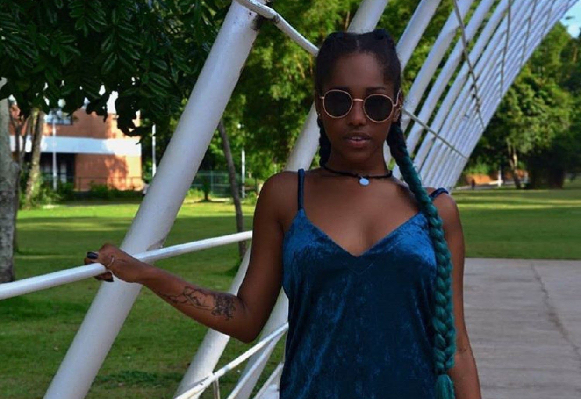 Aila Vitória com trança boxeadora azul em cabelo crespo