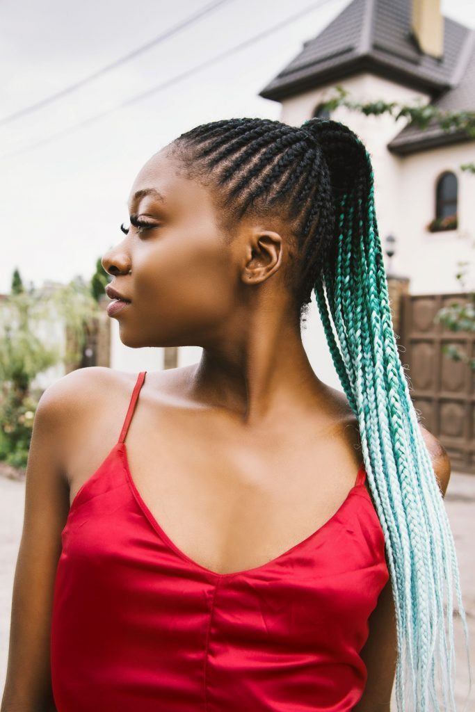 Mulher com box braids em rabo de cavalo azul claro