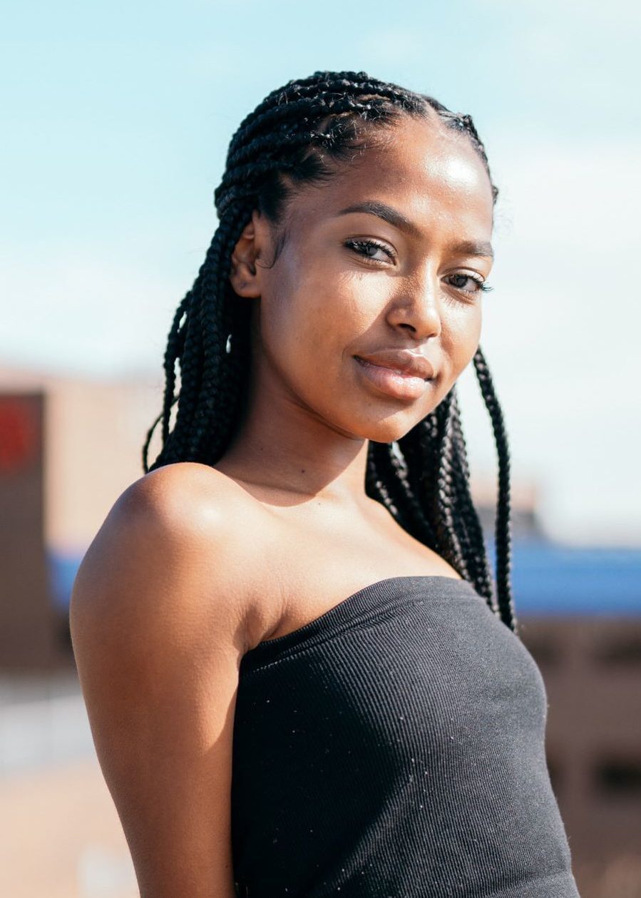 mulher com box braids semipresas