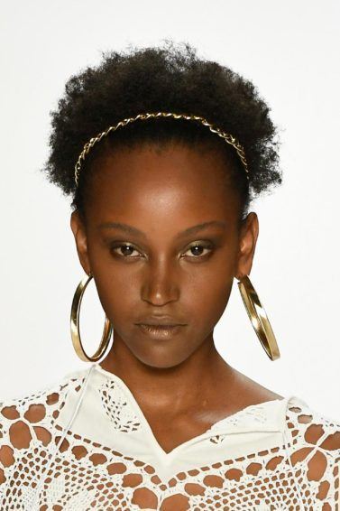 modelo com cabelo crespo preto curto: truques para cabelos
