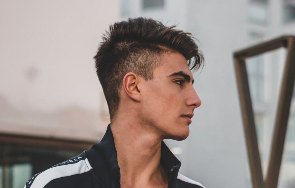 Homem com o cabelo cortado no estilo undercut spiky