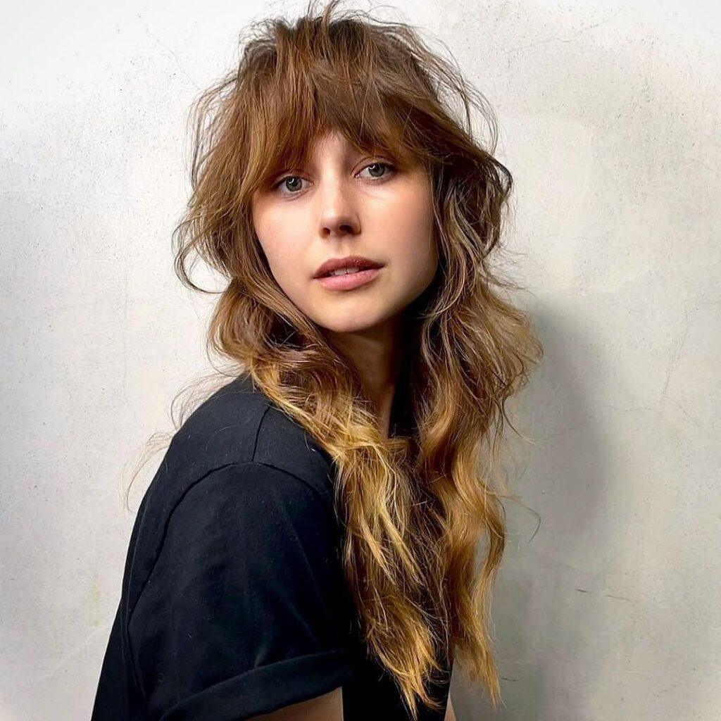 mulher com corte wolf hair ondulado longo