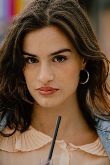 mulher com cabelos castanhos