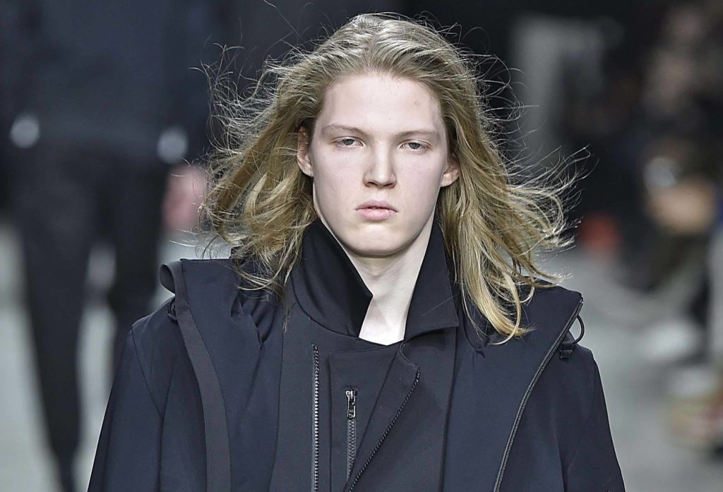 Modelo de cabelos compridos para matéria de cabelos das semanas de moda masculina