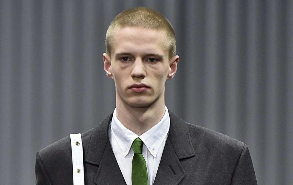 Modelo com buzz cut para os cabelos das semanas de moda masculina