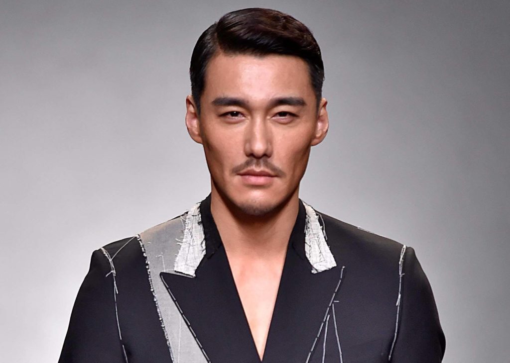 Modelo com cabelo com risca lateral para os cabelos das semanas de moda macsculina