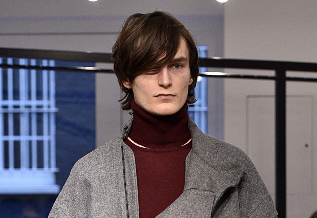 Modelo de franja para os cabelos das semanas de moda masculina