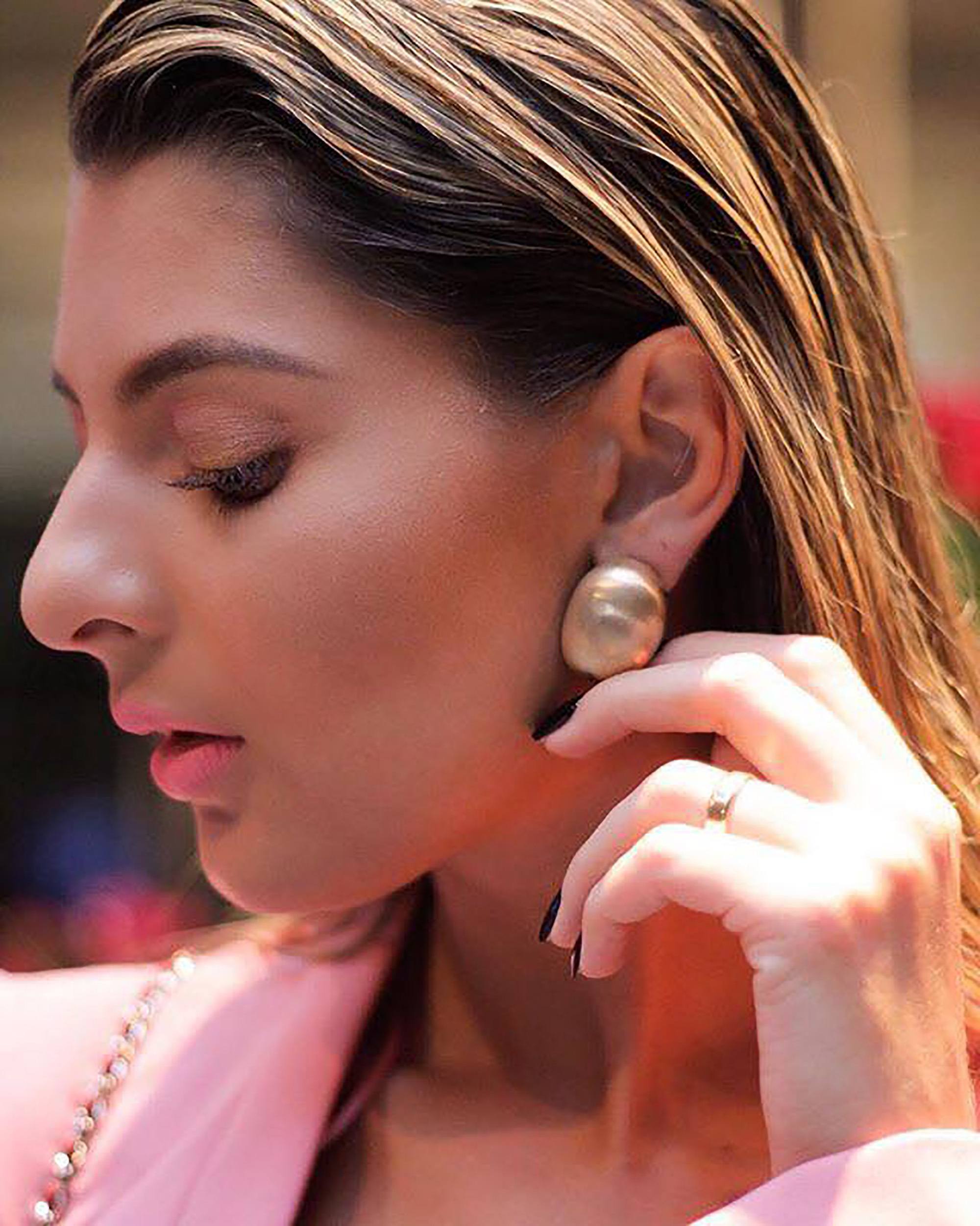 Cabelo liso com mechas loiras penteado para trás