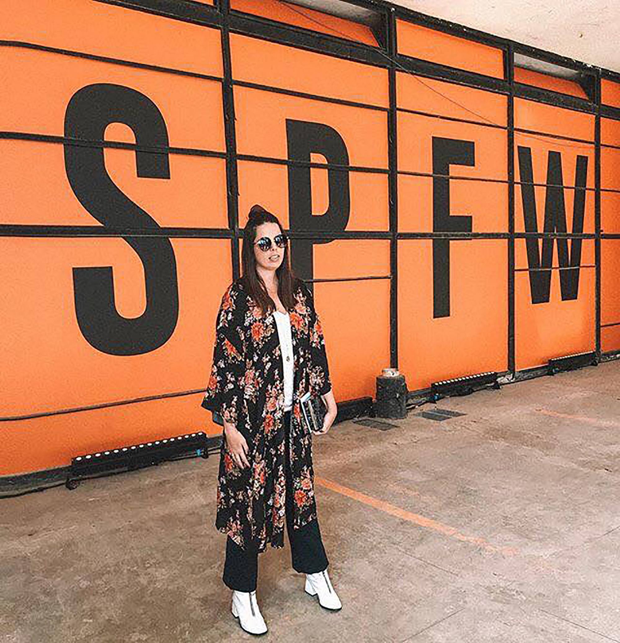 Cabelo preto liso solto e com coque no topo