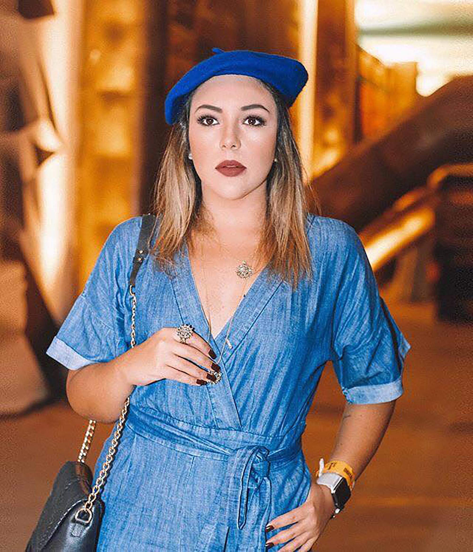 Cabelo loiro liso na altura dos ombros com boina