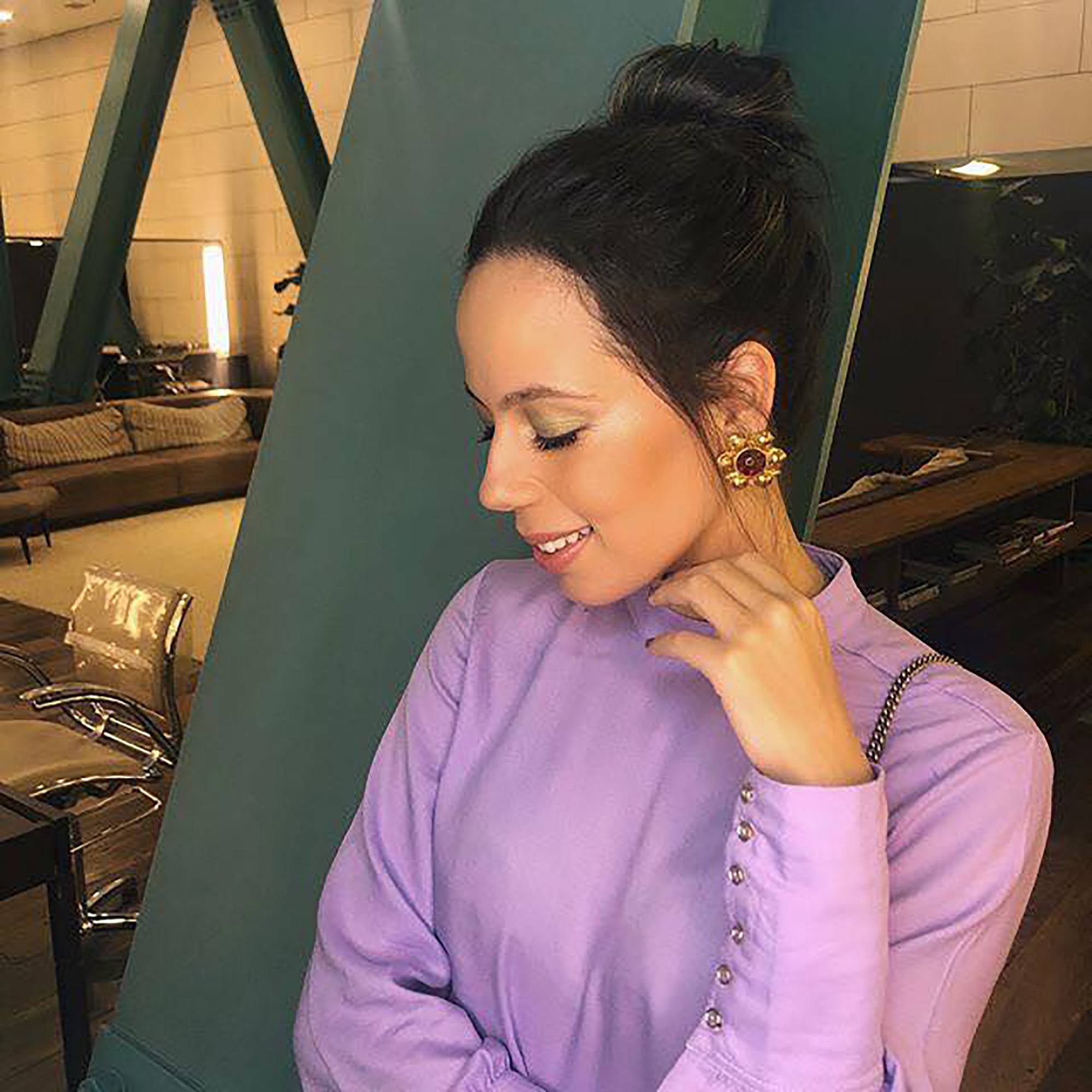 Cabelo liso preto com coque