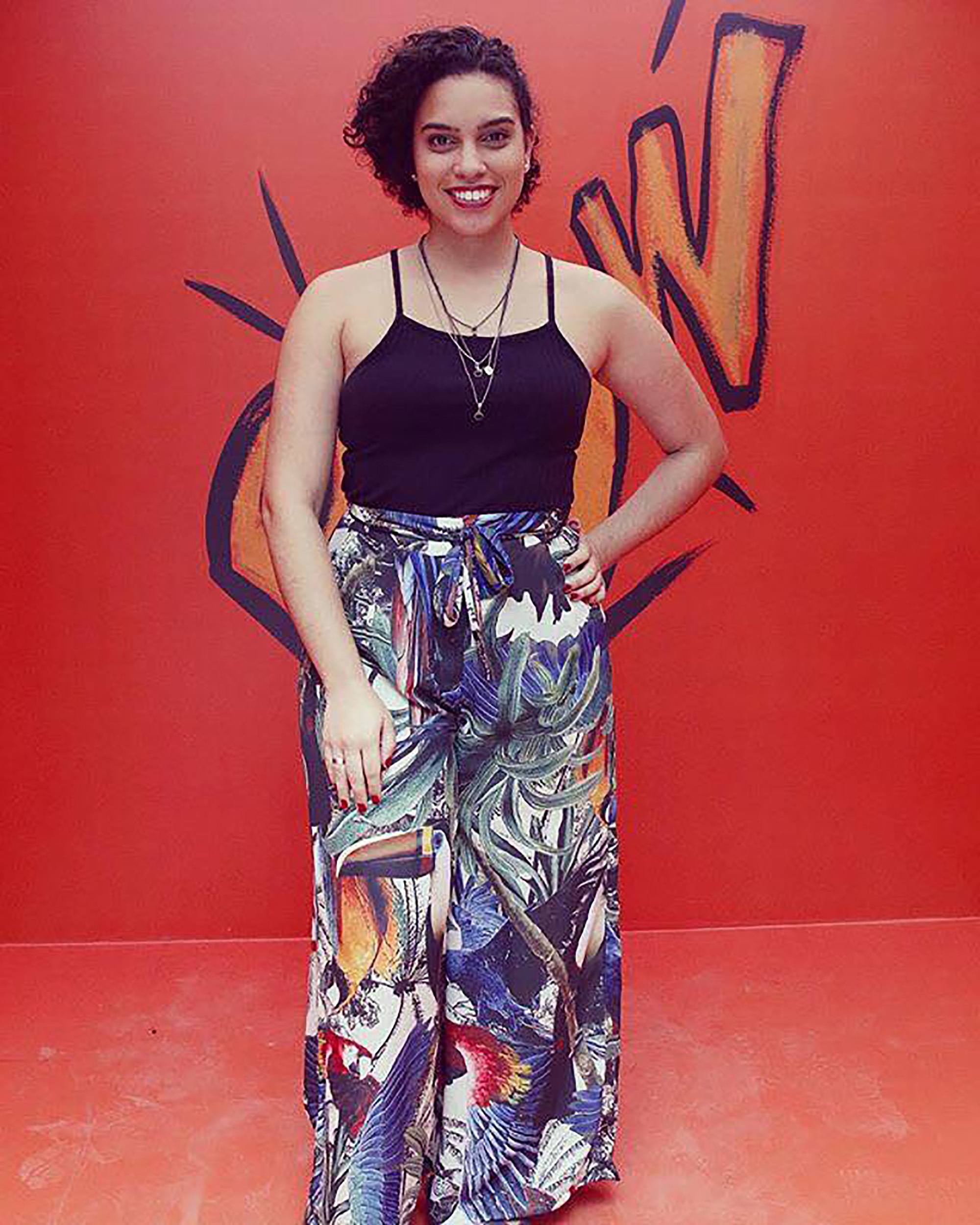 Cabelo cacheado curto acima da orelha