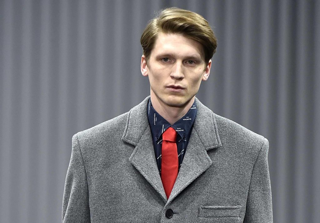 Cabelo escovado com risca lateral para matéria de cabelos masculinos no tapete vermelho
