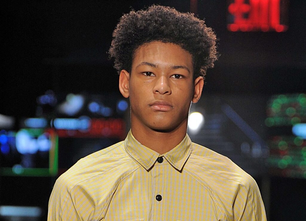 Penteado com volume para matéria de cabelos masculinos no tapete vermelho