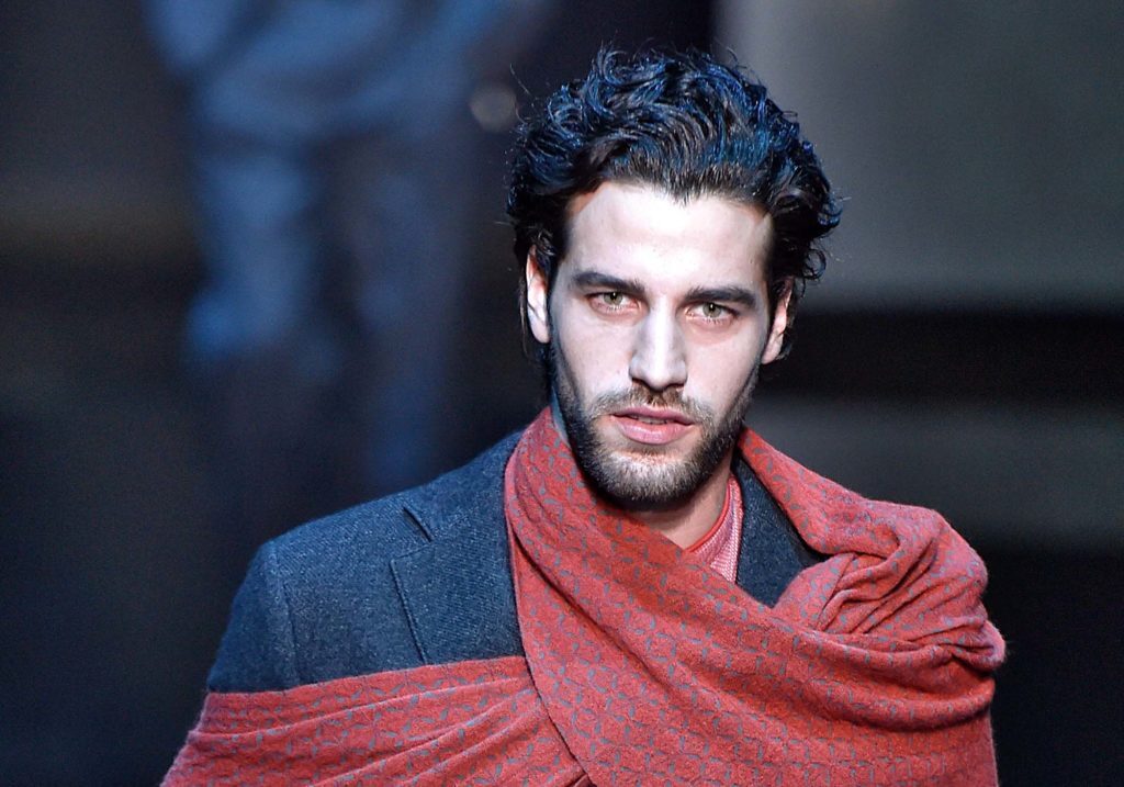 Homem com barba e cabelos para trás para matéria de cabelos masculinos no tapete vermelho