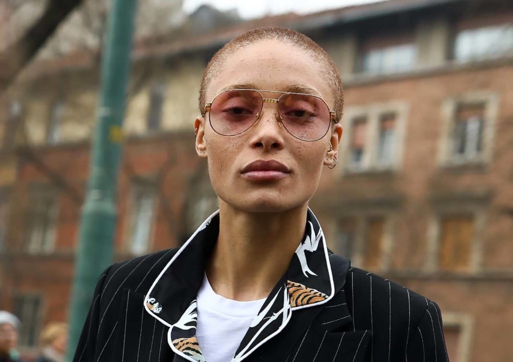Modelo com buzz cut para matéria de cabelos para empoderar toda mulher