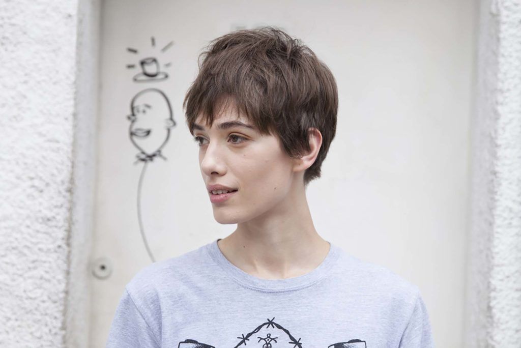 Modelo com corte pixie para cabelos para empoderar toda mulher
