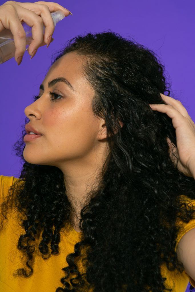 cabelo crespo cacheado sendo molhado