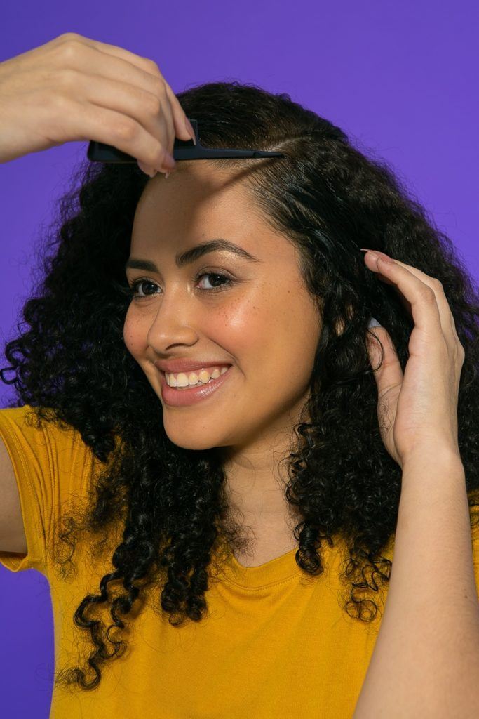 cabelo crespo cacheado sendo dividido