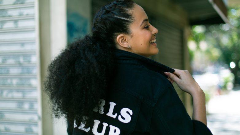 cabelo crespo cacheado trançado e preso rabo de cavalo duplo