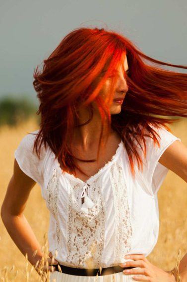 modelo com cabelo vermelho sangue