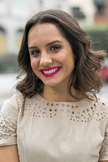 Cabelo liso ondulado acima dos ombros