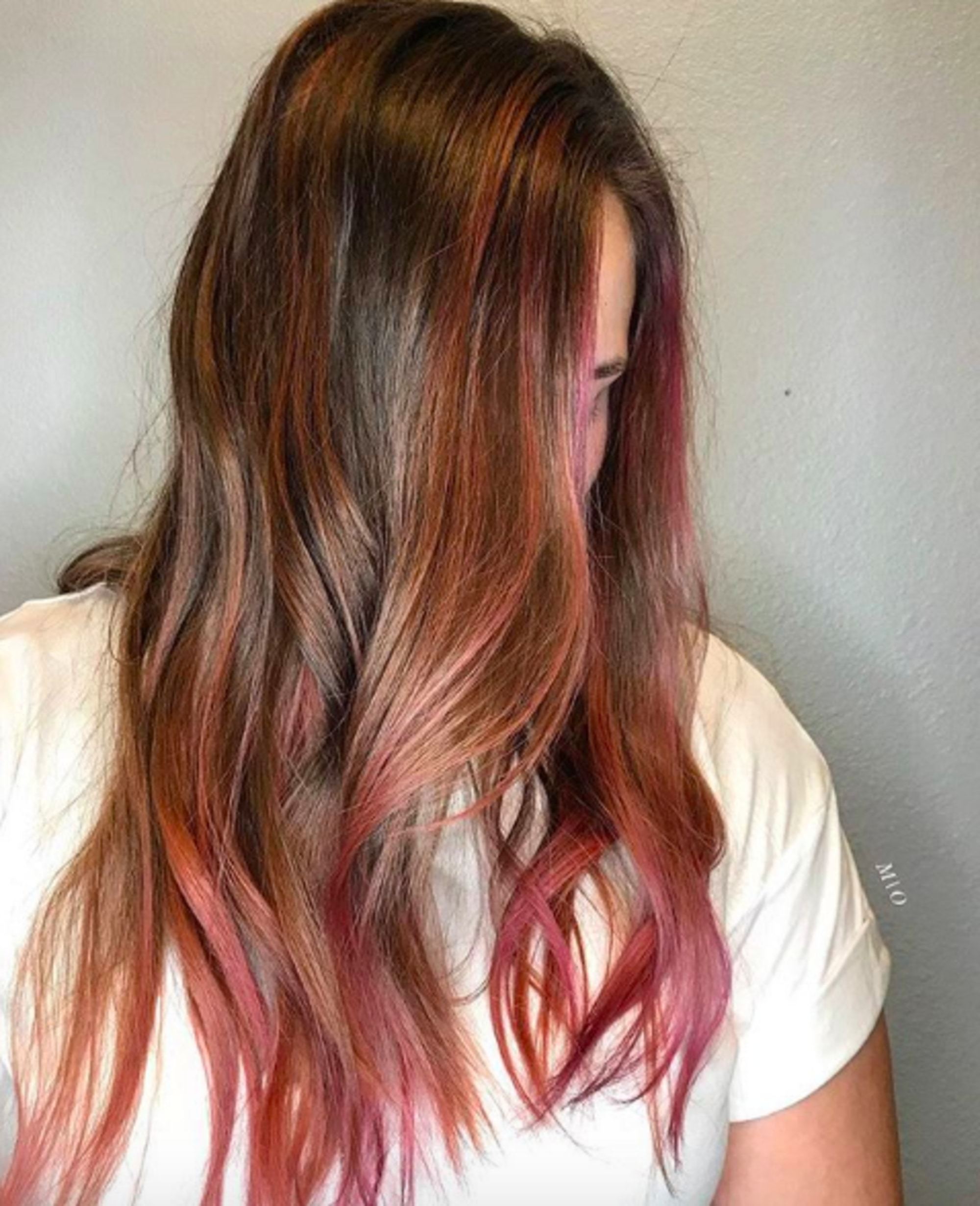 Mulher com cabelos lisos e mechas lilás