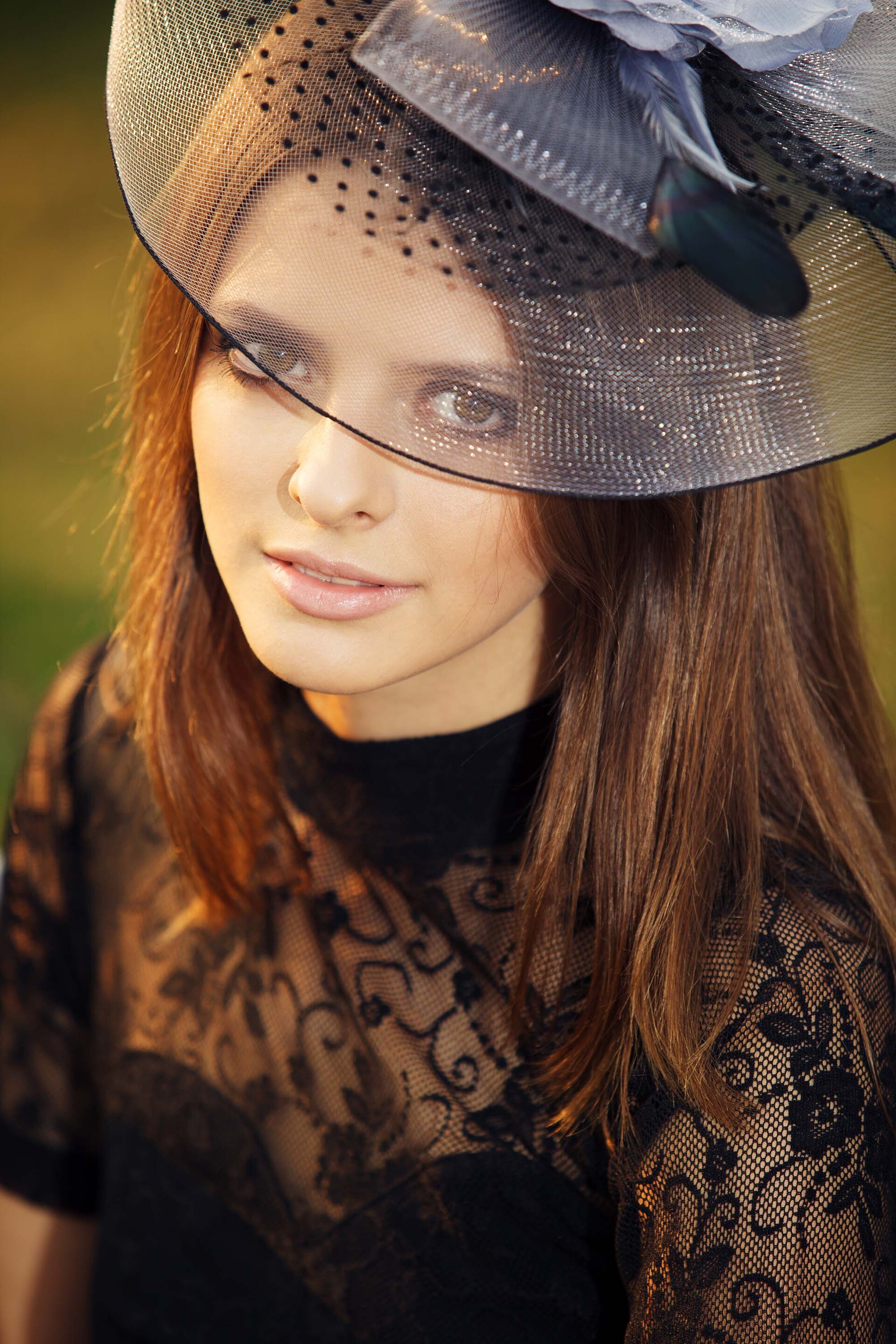 Mulher usa casquete preta e ilustra