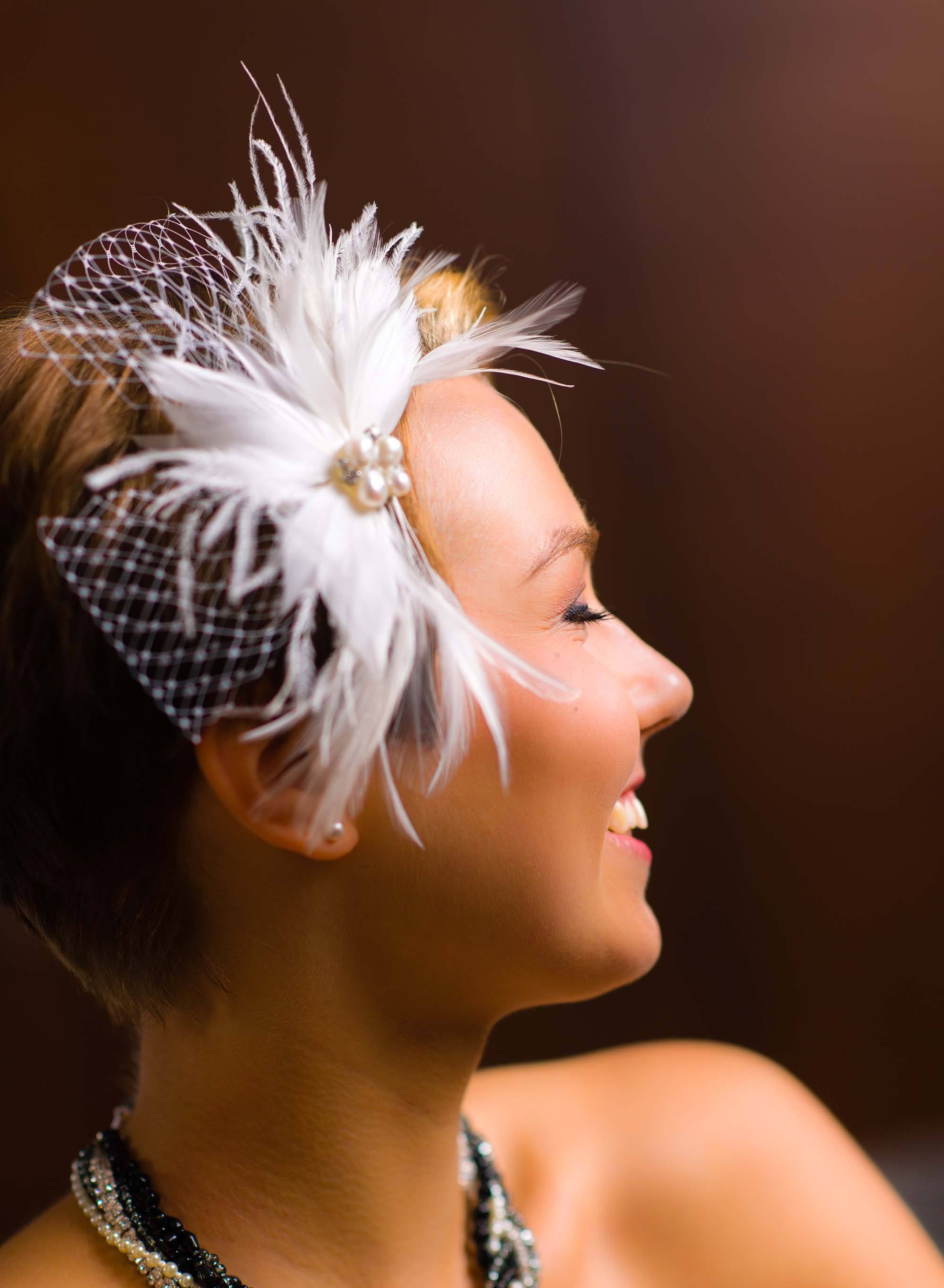 Mulher usa fascinator e ilustram matéria sobre casquete e fascinator