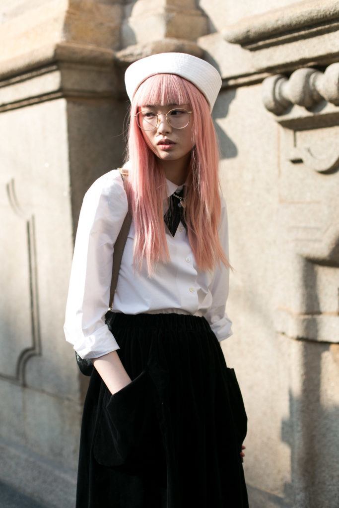 Mulher de cabelo rosa usa chapéu de marinheiro