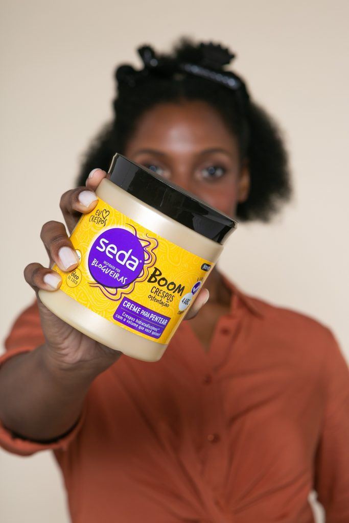 Modelo com creme para pentear