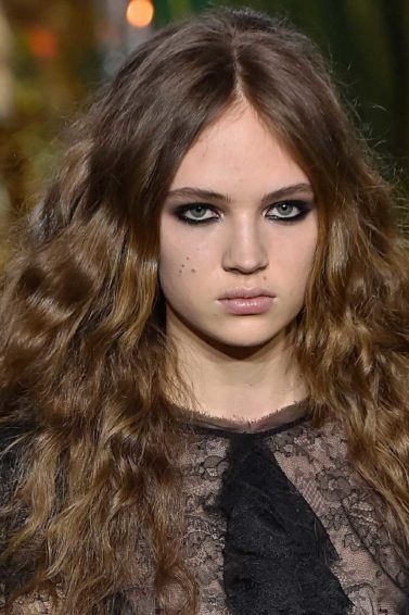 Como definir o cabelo ondulado: modelo com cabelo ondulado