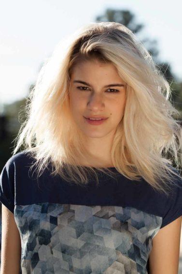 Mulher mostra como desfiar cabelo e seu resultado.
