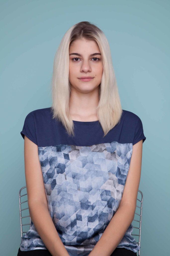 Modelo com cabelo preparado para poder ensinar como desfiar o cabelo