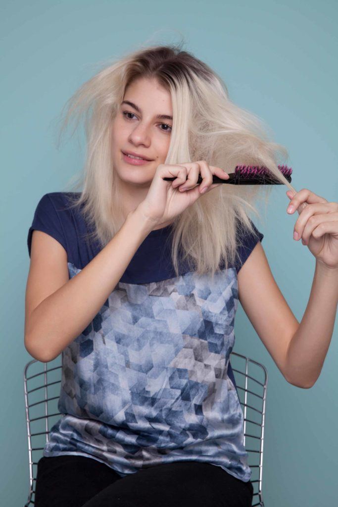 Modelo finalizando o tutorial de como desfiar o cabelo