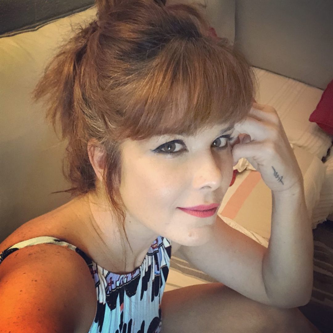 Samara Felippo com penteado com volume que ajuda a disfarçar cabelo branco