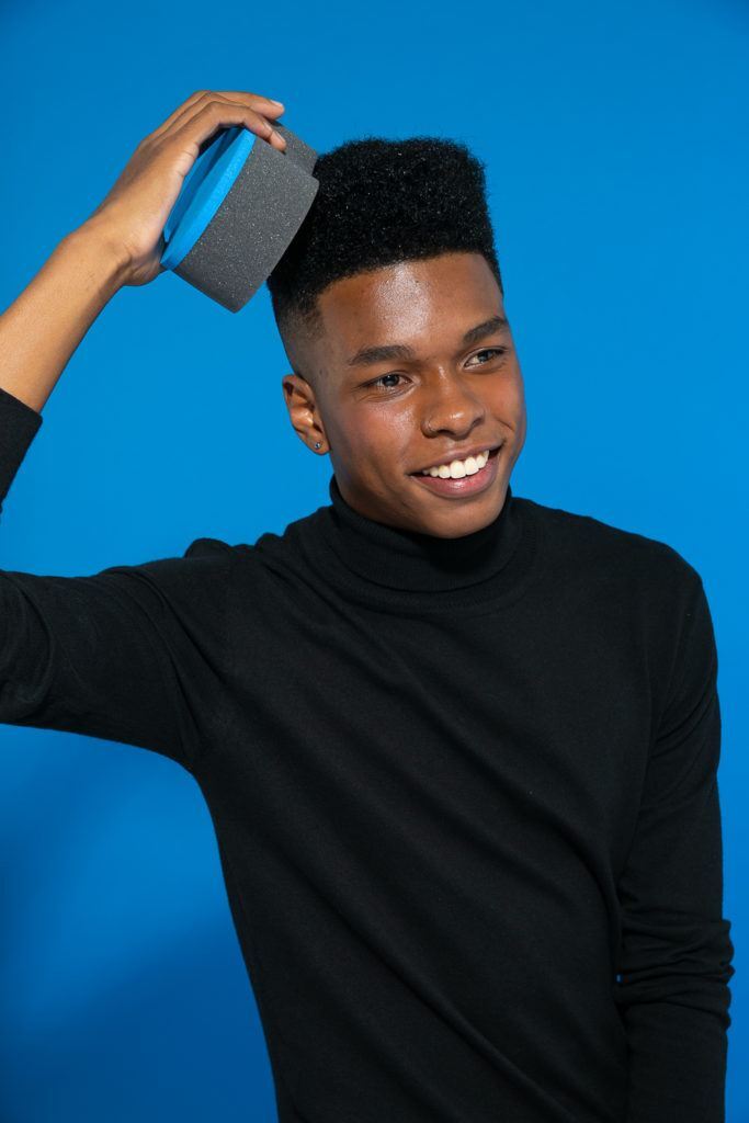 Aplicação de esponja de texturização em cabelo crespo masculino