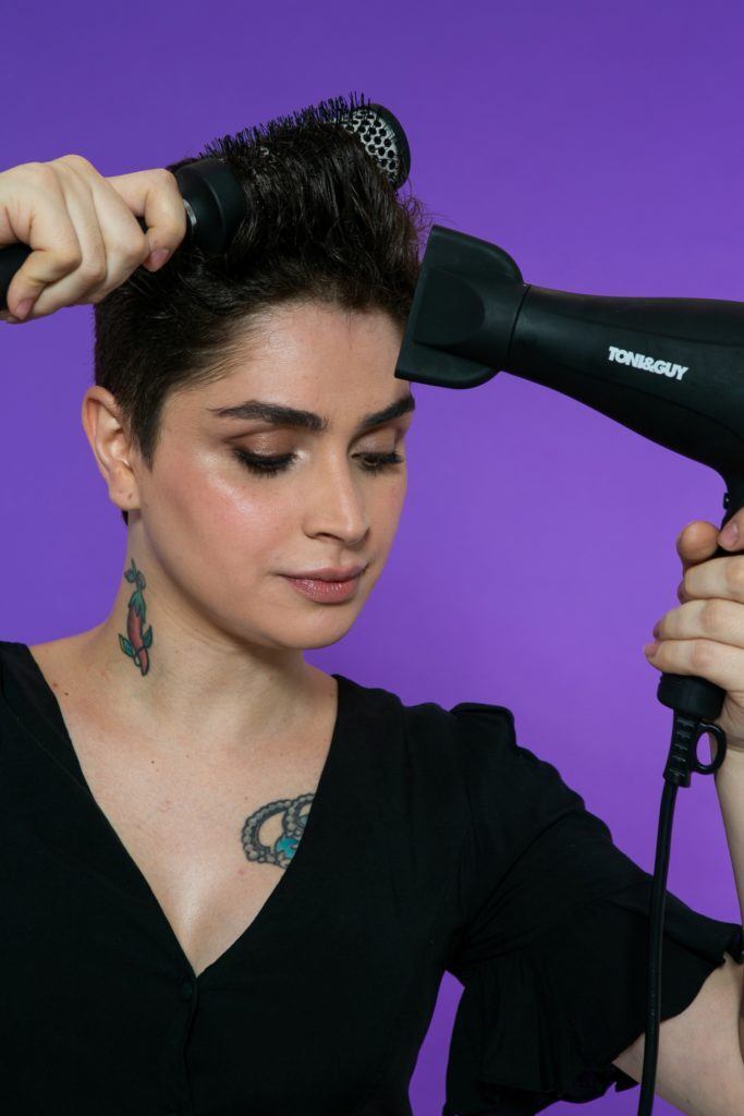 escovando o cabelo com secador
