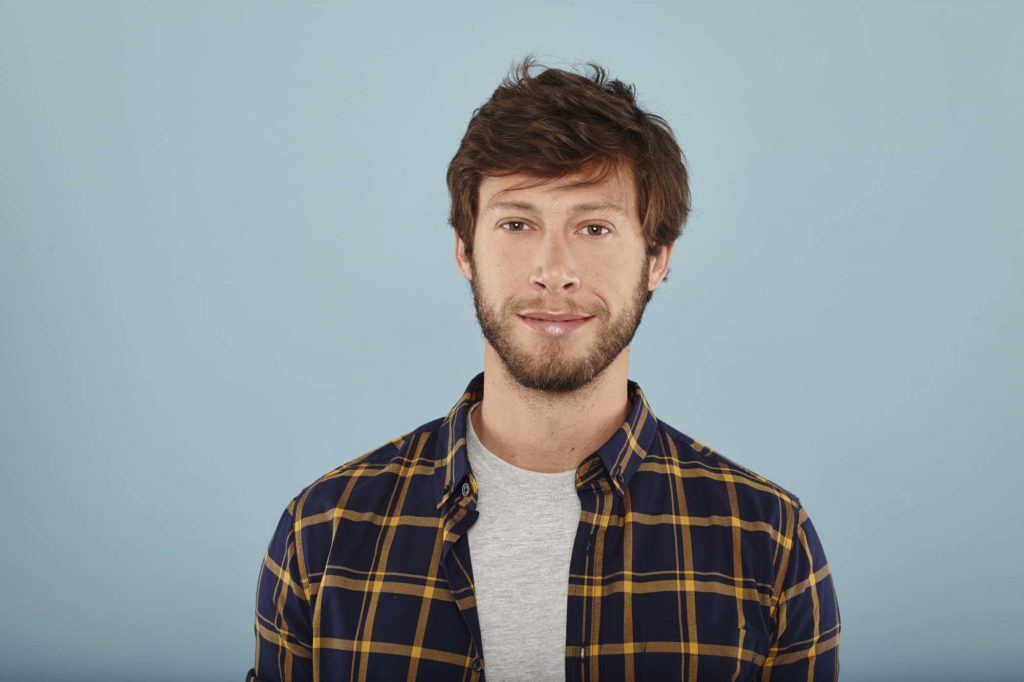 modelo ilustrando matéria sobre como estilizar cabelo curto masculino