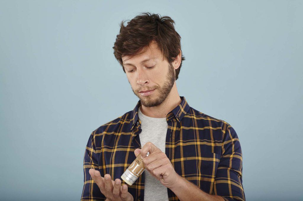 modelo ilustrando matéria sobre como estilizar cabelo curto masculino
