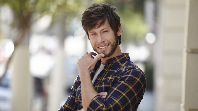 modelo ilustrando matéria sobre como estilizar cabelo curto masculino