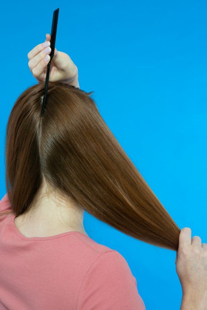 repartindo o cabelo longo ao meio