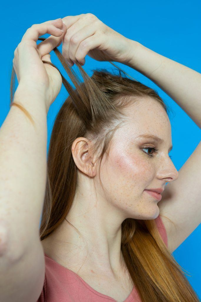 trançando a lateral do cabelo