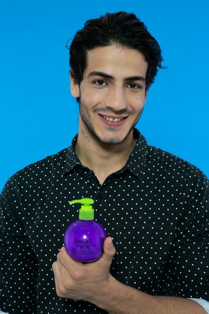 modelo masculino segurando o Creme Texturizador Bed Head Small Talk