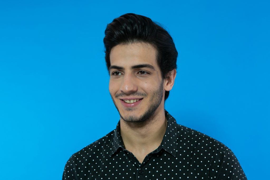 modelo masculino com topete estilizado.