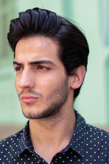 modelo masculino com topete estilizado.