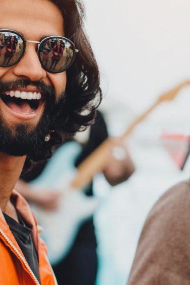 modelo ilustra matéria sobre como estilizar cabelo masculino no Carnaval